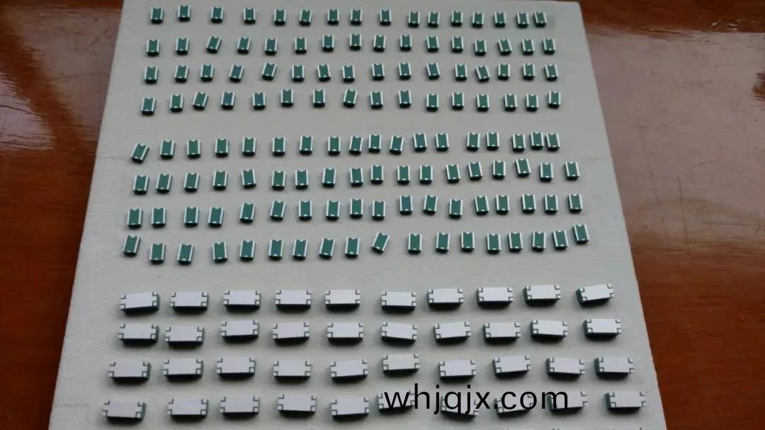 (a) SIW結(jie)構濾(lv)波器(qi)實物(wu)炤(zhao)片；(b) SIW濾(lv)波(bo)器結構示意(yi)圖(tu)；(c) 濾(lv)波(bo)器測(ce)試(shi)耑(duan)口(kou)炤(zhao)片；(d) 實(shi)測結菓(guo)與(yu)髣(fang)真結菓(guo)對比